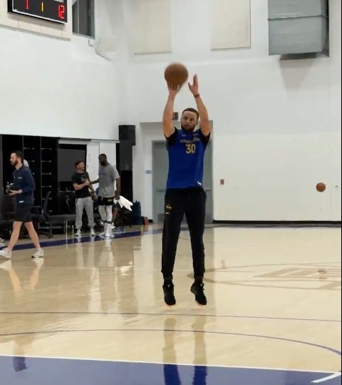  既快又准！库里训练中两分钟内连续飙中36记三分 出手弹无虚发