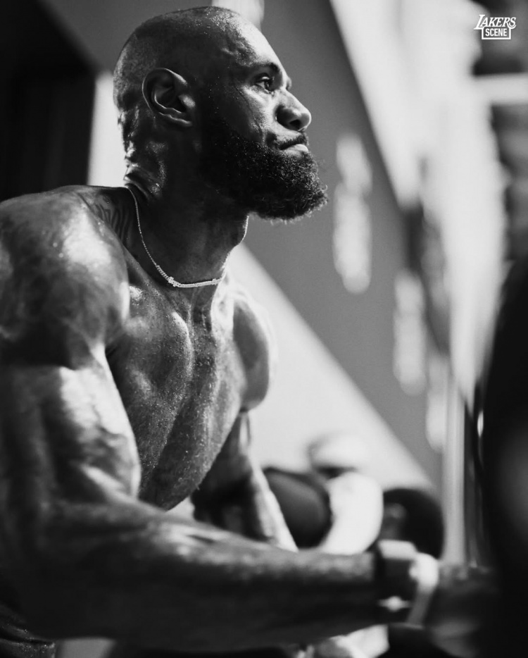 [今日快讯]认真备战！湖人官方晒球队训练照 詹姆斯双手✨背扣⬇️领衔❕(图2)