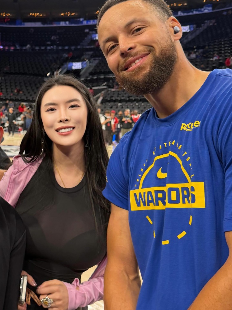 【最新进展】以傲人身材出圈！德扑“ALL-IN姐”布兰妮观战NBA 晒与库⬇️里合照！(图1)