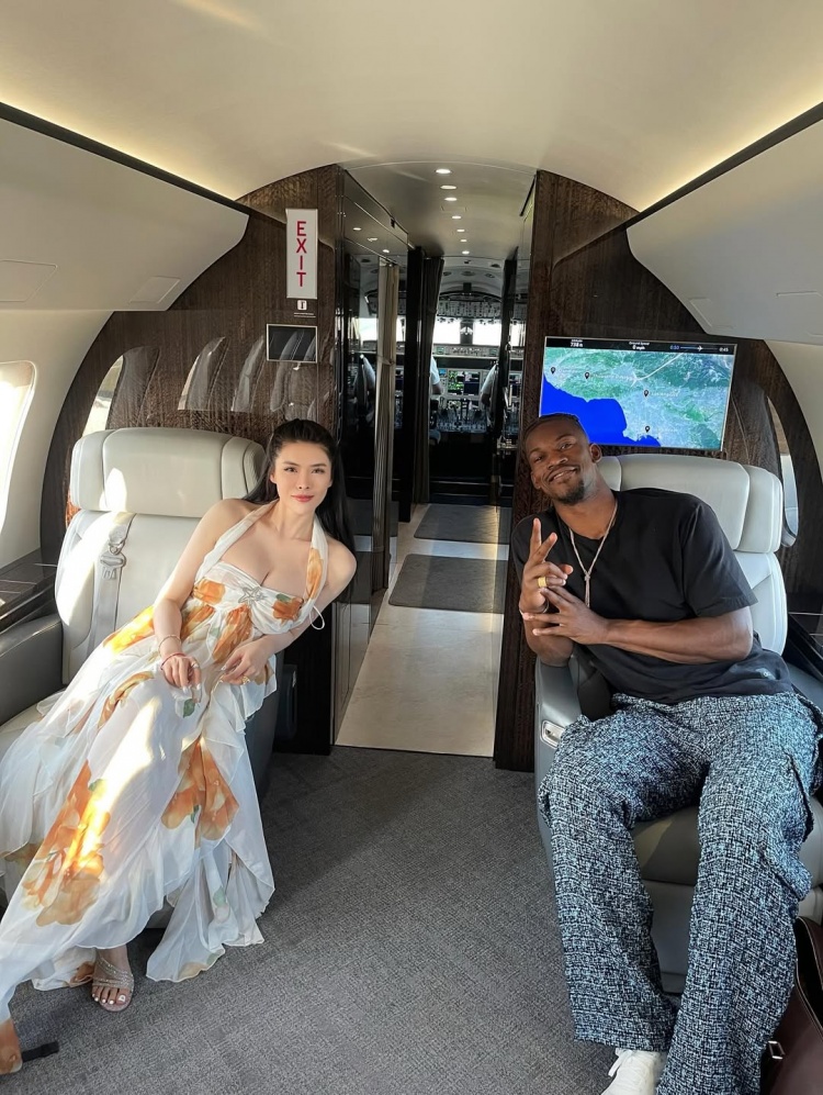 【最新进展】以傲人身材出圈！德扑“ALL-IN姐”布兰妮观战NBA 晒与库⬇️里合照！(图3)