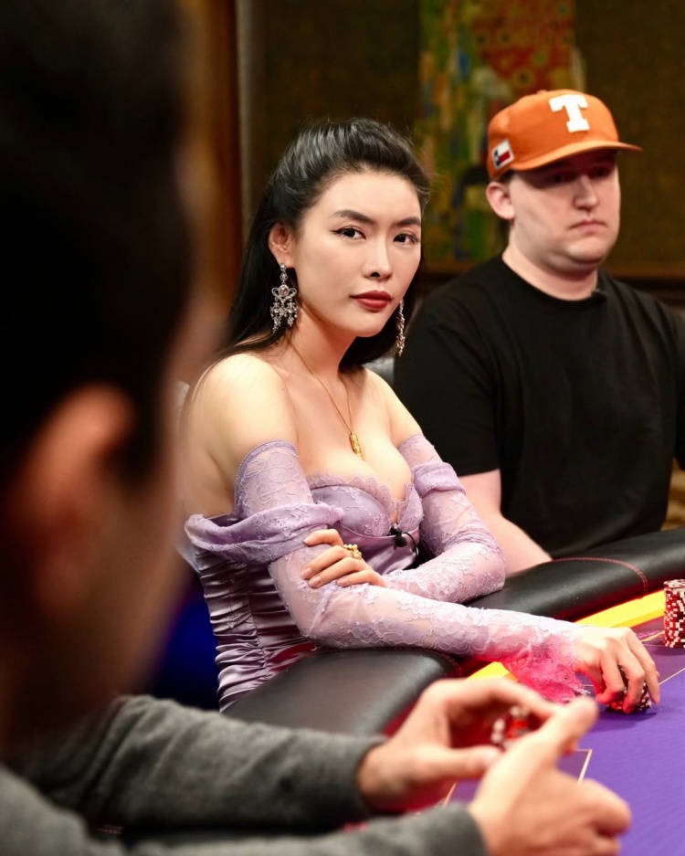 【最新进展】以傲人身材出圈！德扑“ALL-IN姐”布兰妮观战NBA 晒与库⬇️里合照！(图5)