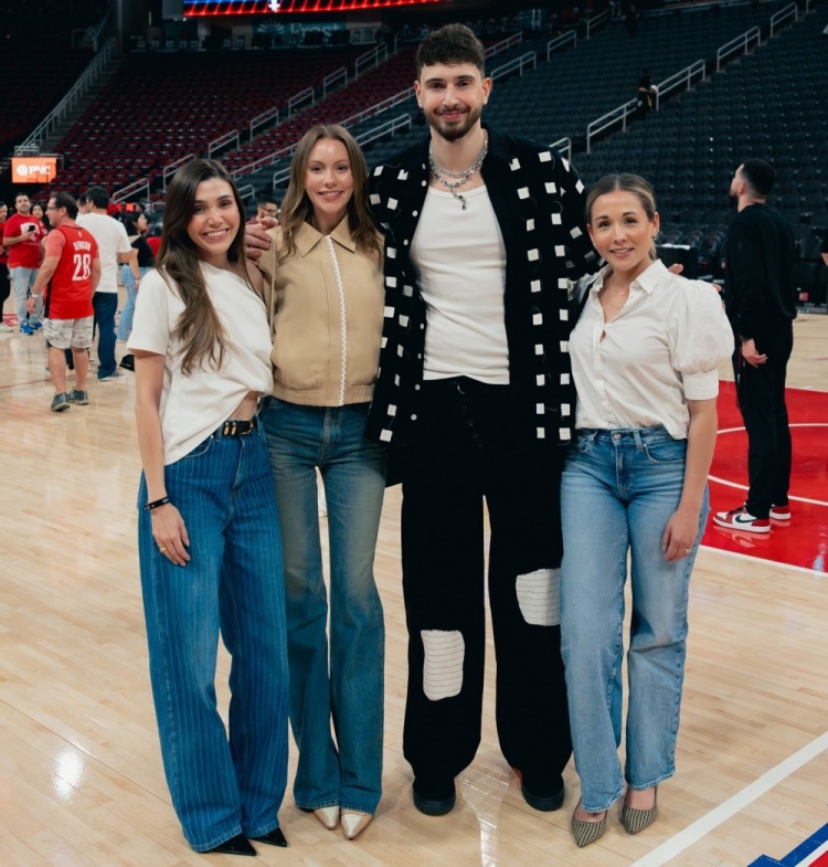 [精彩资讯]季后赛即将来袭！申京女友晒照秀恩爱：本赛季我的精彩瞬间(图12)