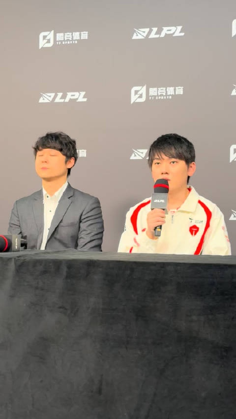 JackeyLove：BLG下路状态一直很好 今天对线有输有赢对面发挥挺好