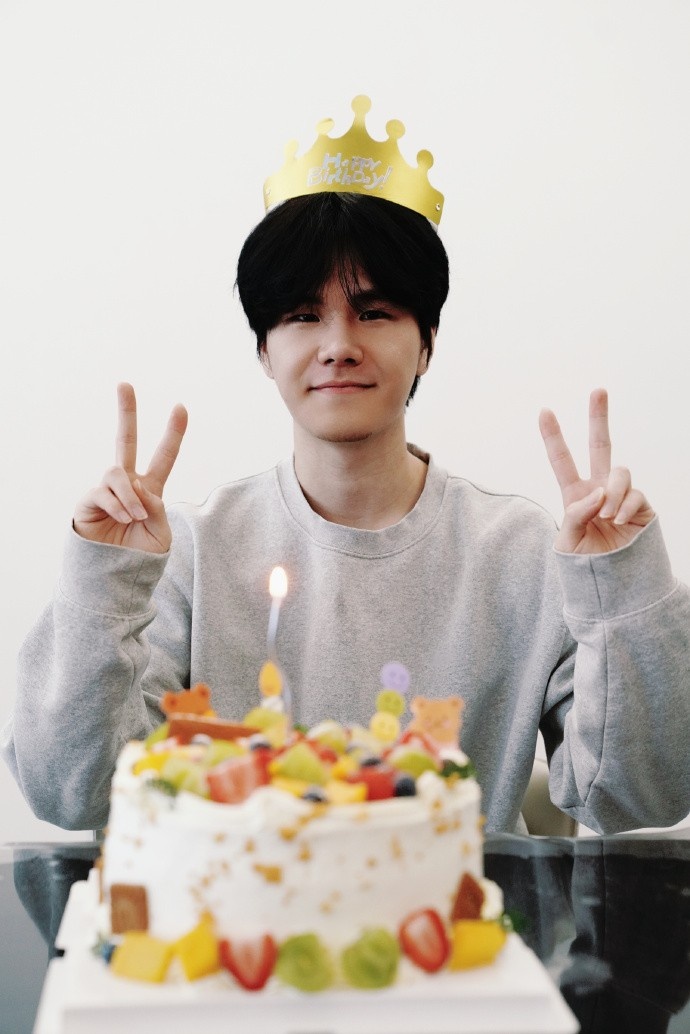 WE官方祝贺About生日快乐：新的一岁继续加油🎂