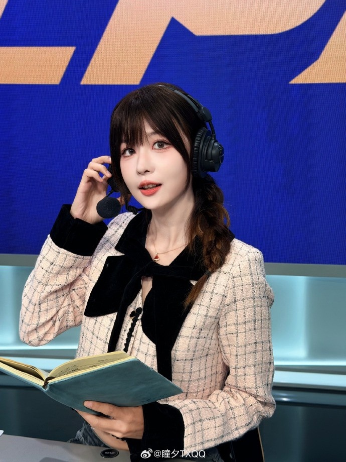 【万博电竞】解说瞳夕分享照片：(づ′▽`)づ