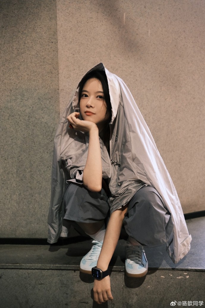 主持人骆歆晒照：这个未来科技感十足的新系列很好吧！爱死了🛸