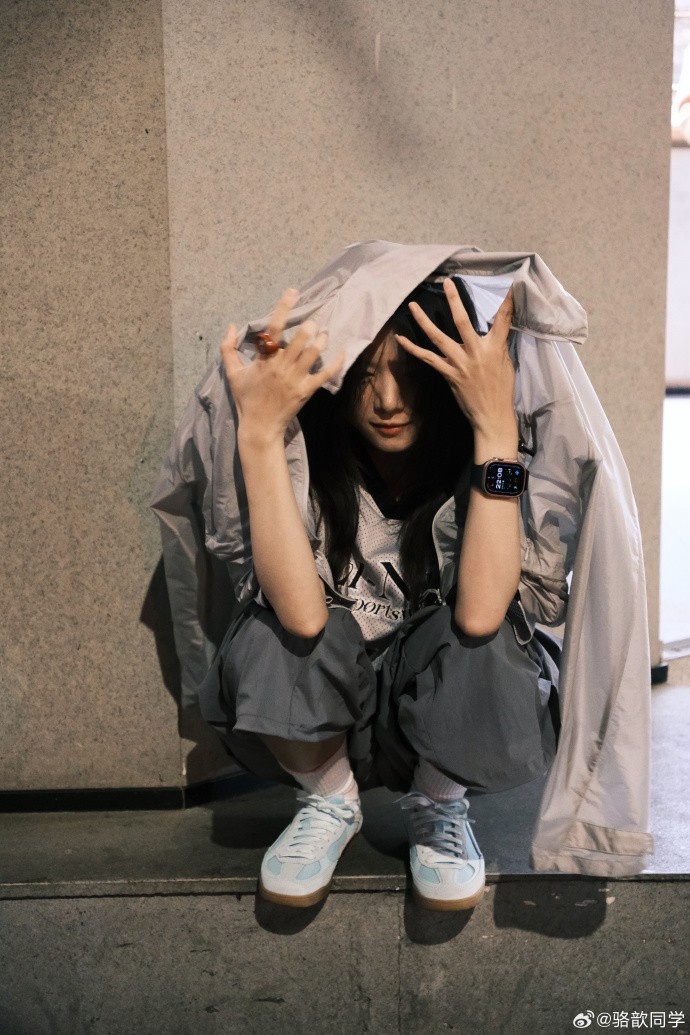 主持人骆歆晒照：这个未来科技感十足的新系列很好吧！爱死了🛸