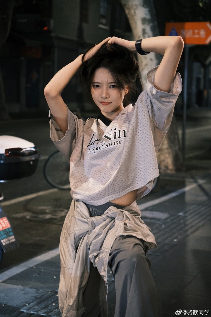 主持人骆歆晒照：这个未来科技感十足的新系列很好吧！爱死了🛸