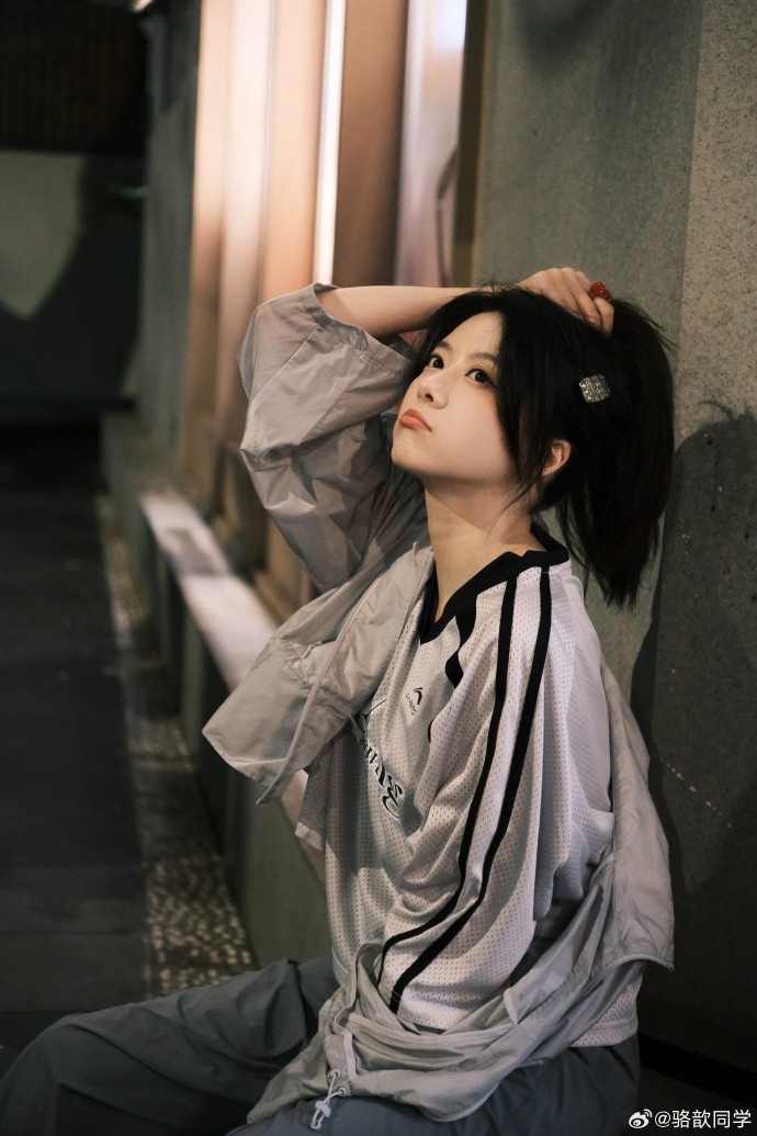 主持人骆歆晒照：这个未来科技感十足的新系列很好吧！爱死了🛸