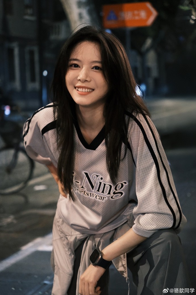 主持人骆歆晒照：这个未来科技感十足的新系列很好吧！爱死了🛸