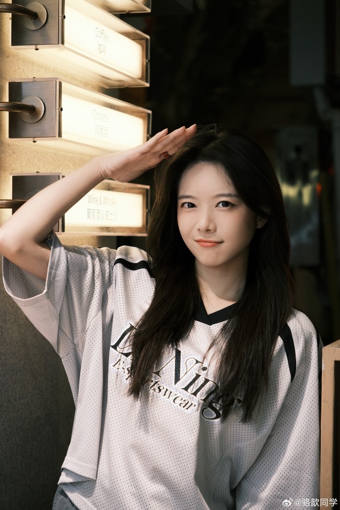 主持人骆歆晒照：这个未来科技感十足的新系列很好吧！爱死了🛸