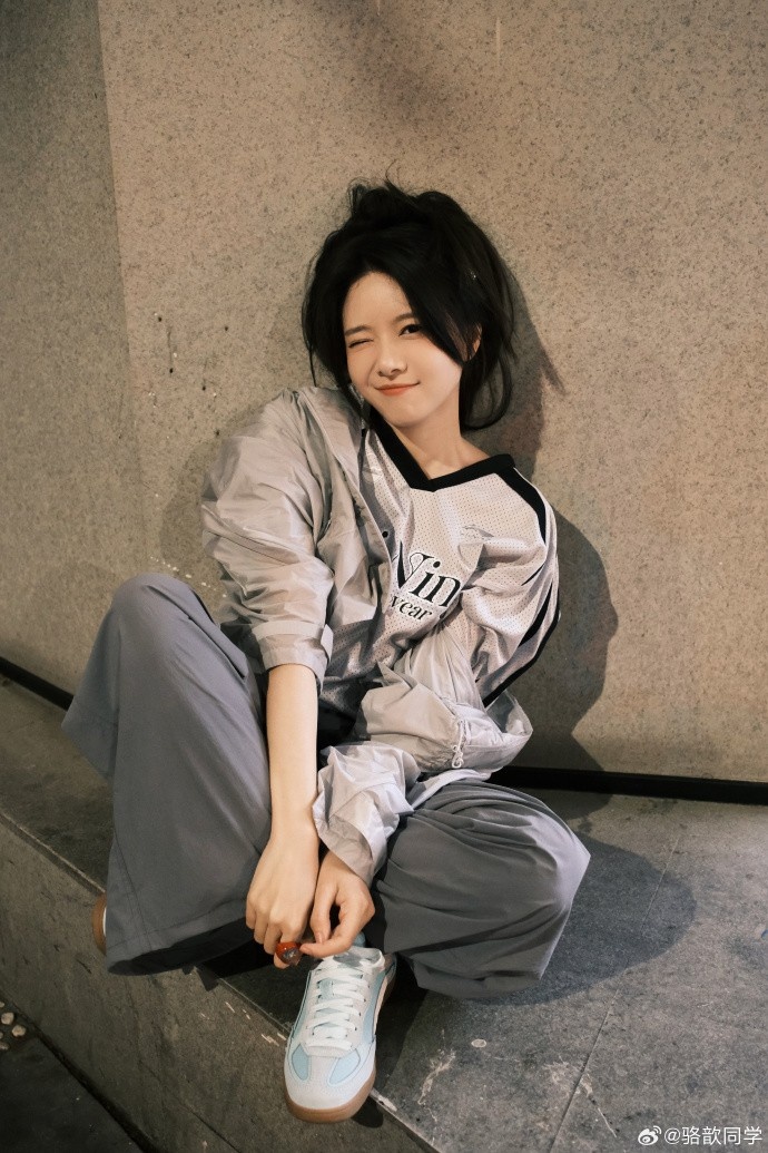 主持人骆歆晒照：这个未来科技感十足的新系列很好吧！爱死了🛸