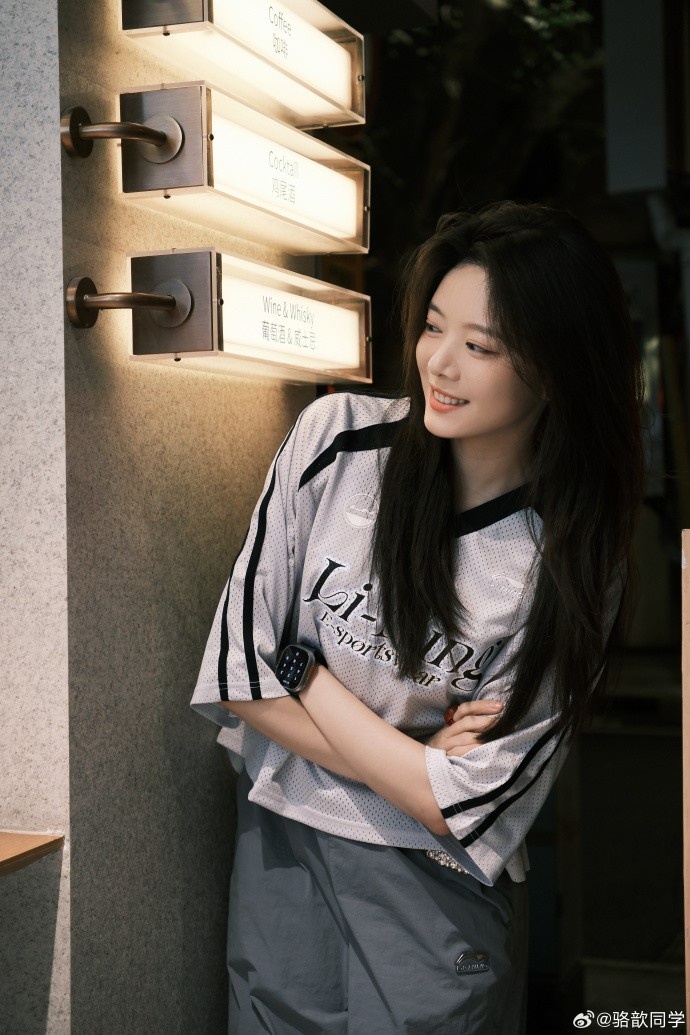 主持人骆歆晒照：这个未来科技感十足的新系列很好吧！爱死了🛸