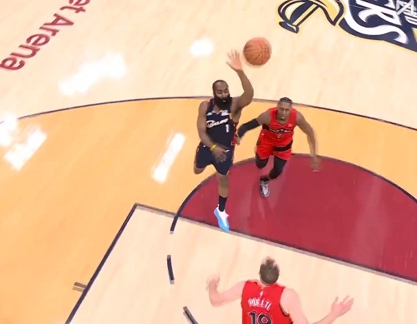  穿针引线！哈登妙传晃趴防守助莫布里造杀伤 随后再助后者暴扣