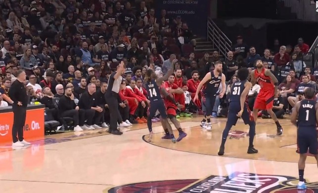  立功了！埃利斯侧翼三分正中靶心 还造杀伤打成3+1