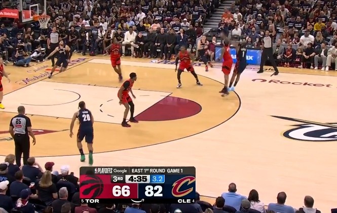  幸无大碍！谢德打到哈登脖子吹普通犯规 随后哈登三分强投轰进