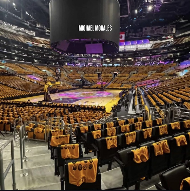  准备就绪！湖人主场座位已布满助威T恤 其印有所有球员大头照