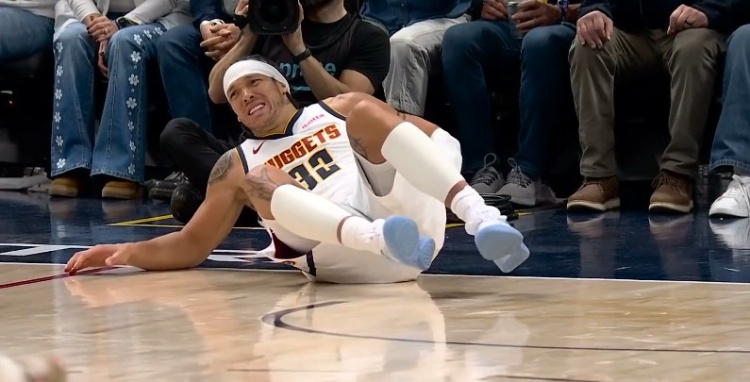  够隐蔽的！兰德尔篮下暗肘顶戈登腰部直接将后者撂翻在地