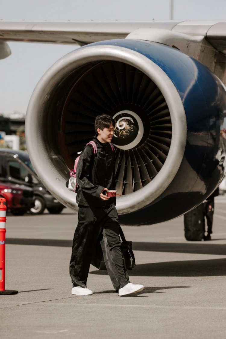 【每日资讯】全新体验！开拓者登机照 杨瀚森背着粉色书包 开✌️启首次季后赛之旅(图2)