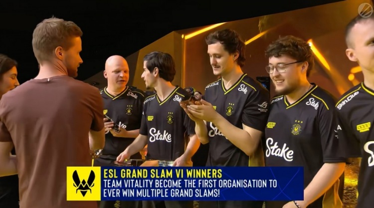 🎮发金条了！小蜜蜂横扫绿龙 赢IEM里约冠军 勇夺第二座大满贯