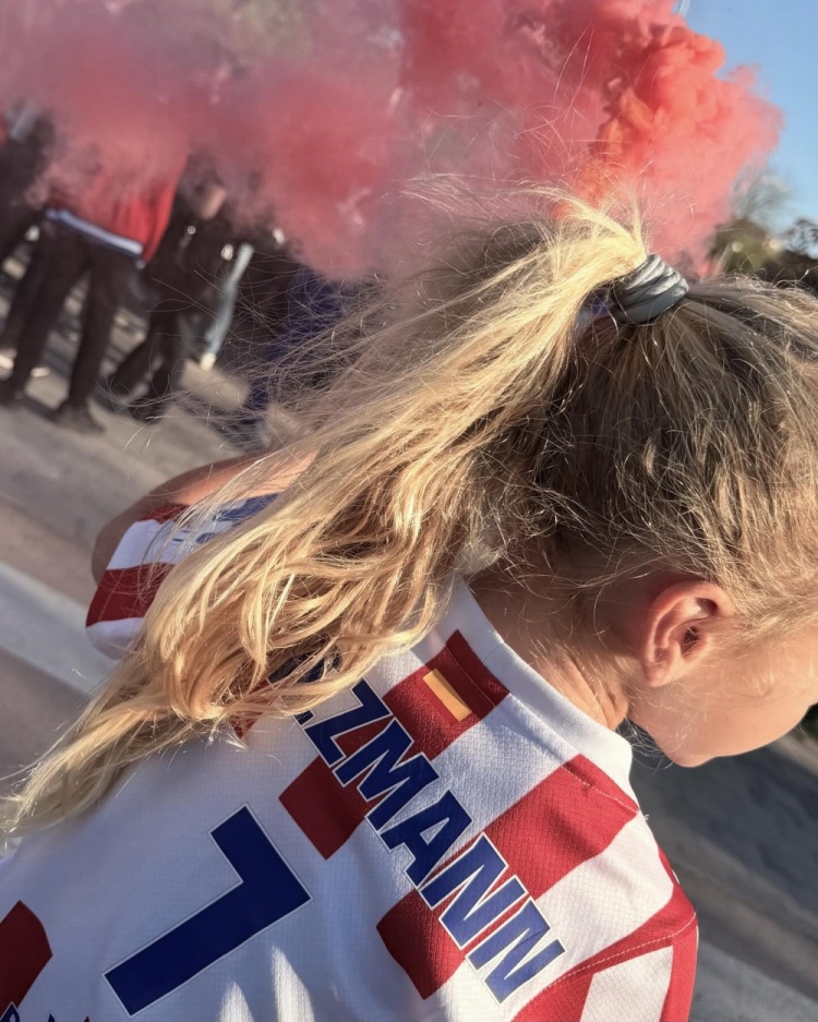 [你怎么看？]格列兹曼妻子社媒晒带孩子看球照片：最美好的尚未到来(图2)