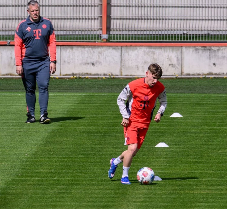 图片报：18岁卡尔进行30分钟个人带球训练，有望战巴黎时完成复出