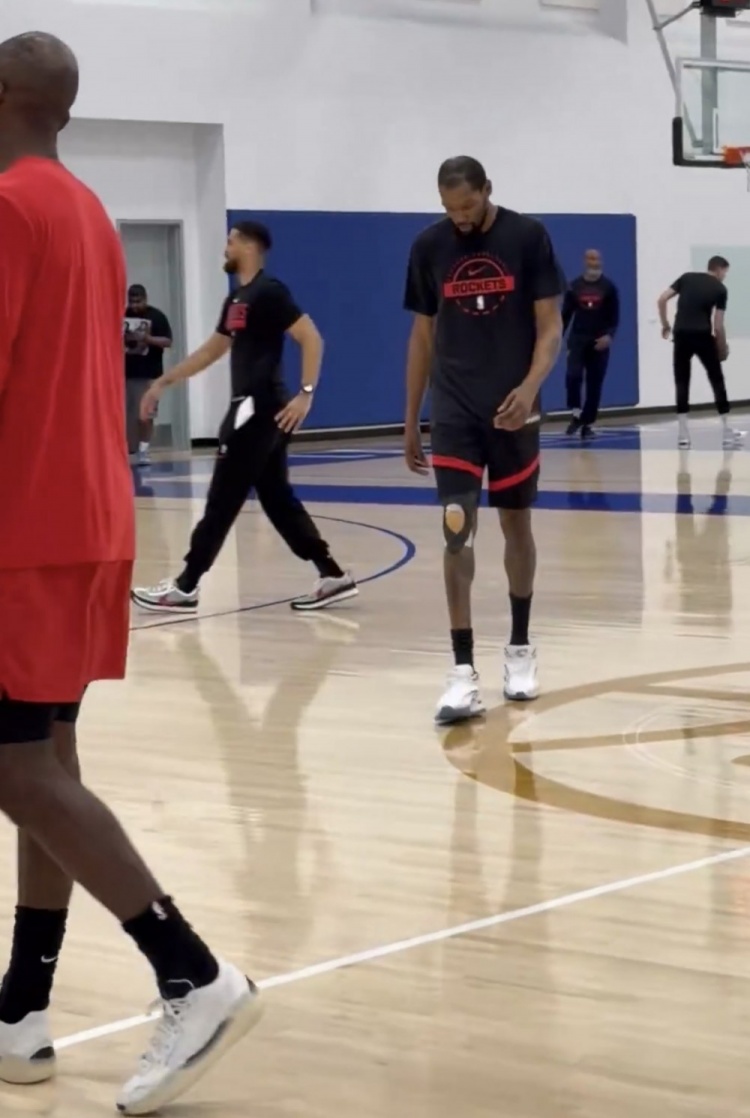 [体坛热点]火箭队记：杜兰特在训练中看⚽起来状态不✌️错 没⬇️有明显的跛行或不适(图1)