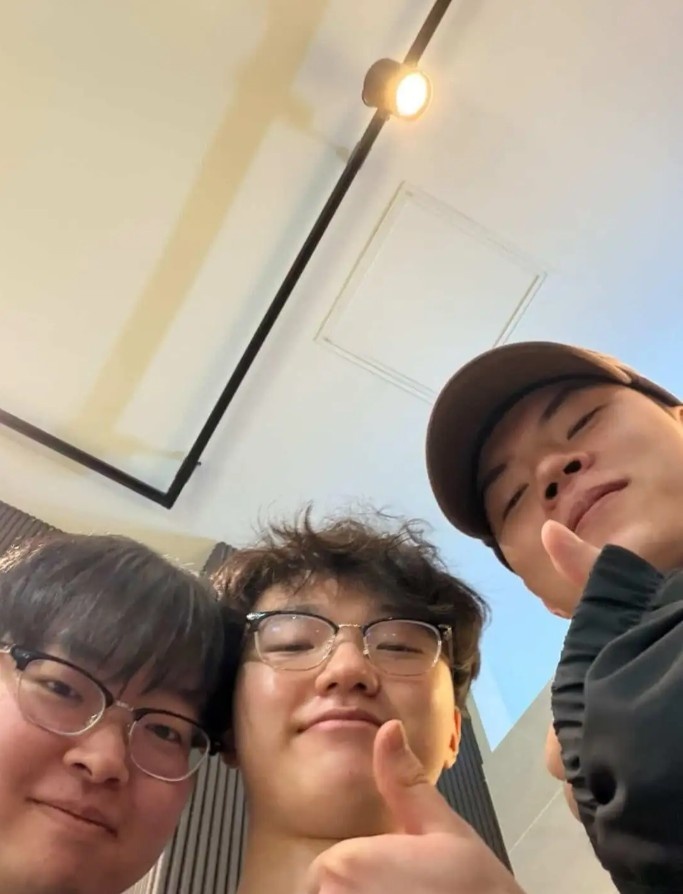 【万博电竞】KT上单PerfecT分享与Deft、Museong教练合照：赫奎哥🎶