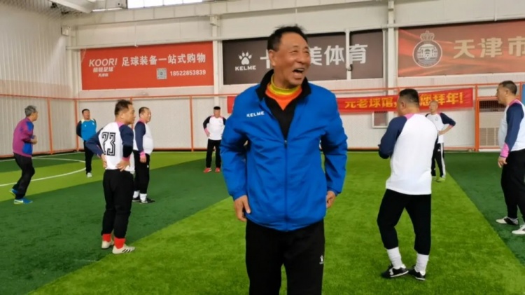 [体育报道]62岁，成为中国足坛最火的人(图8)