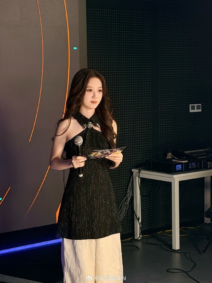 无畏契约主持戈曼妮晒照：终于可以休息几天了✌️欧耶【球盟会】