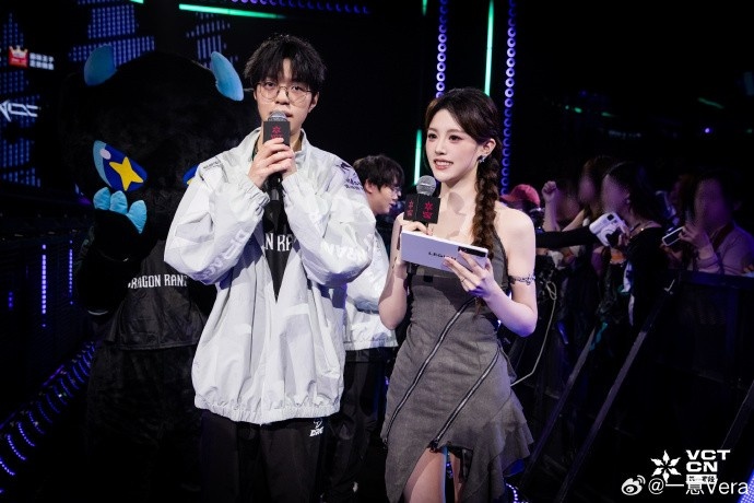 【万博电竞】无畏契约主持一意晒照：和无畏巡回一起到杭州真的是不同的体验