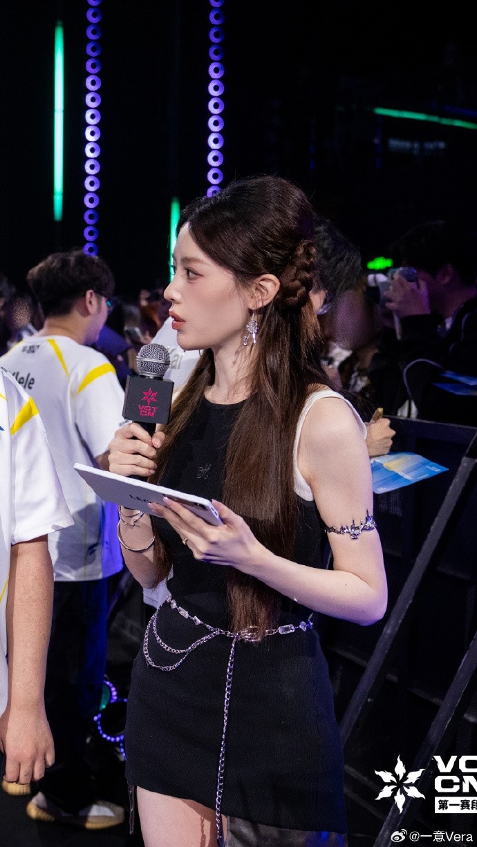 【万博电竞】无畏契约主持一意晒照：和无畏巡回一起到杭州真的是不同的体验