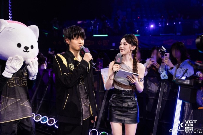 【万博电竞】无畏契约主持一意晒照：和无畏巡回一起到杭州真的是不同的体验