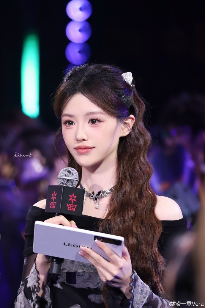 【万博电竞】无畏契约主持一意晒照：和无畏巡回一起到杭州真的是不同的体验