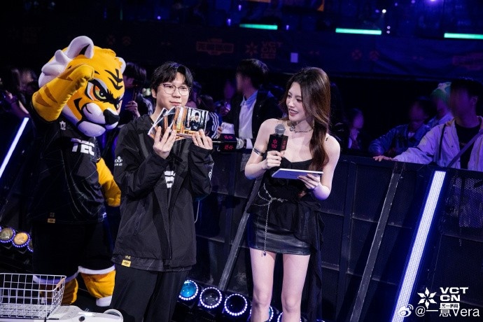 【万博电竞】无畏契约主持一意晒照：和无畏巡回一起到杭州真的是不同的体验