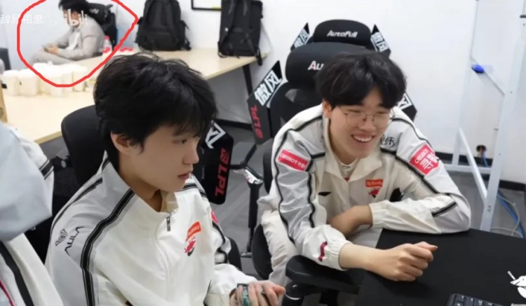 【万博电竞】逆天😡AL赛事VLOG shanks kael Tarzan复盘 BigWei在一旁玩手机