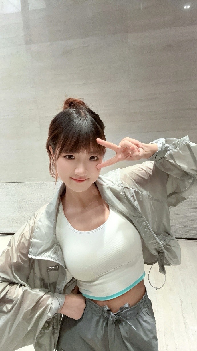 【万博电竞】前LPL解说Mage晒照：想穿上美丽衣衣去运动一下！₍(👊 ˙-˙ )