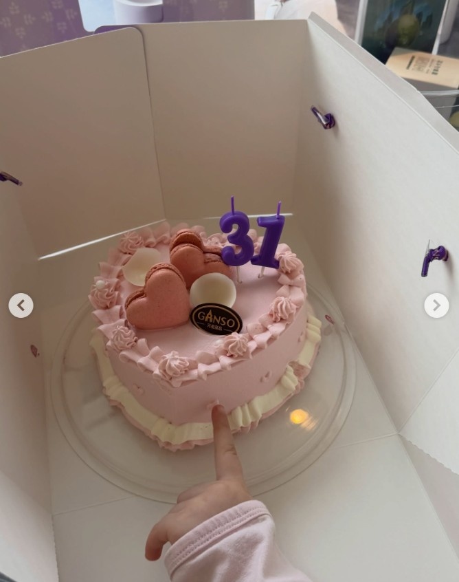 【你怎么看？】一家四口很幸福！米特里策妻子晒动态，米特里策和孩子为她庆生(图3)