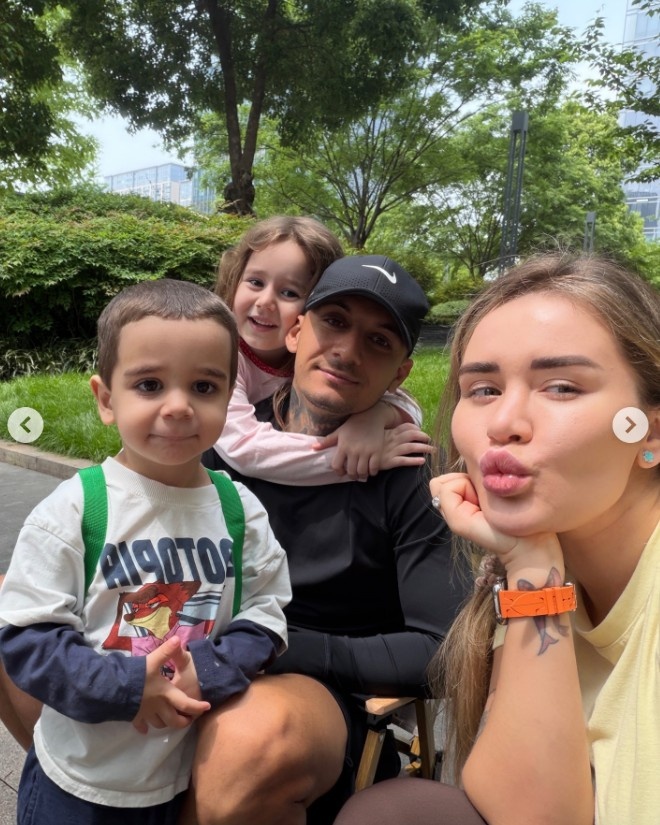 【你怎么看？】一家四口很幸福！米特里策妻子晒动态，米特里策和孩子为她庆生(图4)