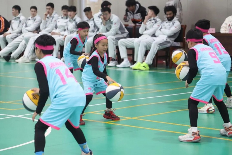 【中国篮球】公益行｜牵手肯帝亚 快乐校园行 肯帝亚男篮走进南通高等师范附小(图3)