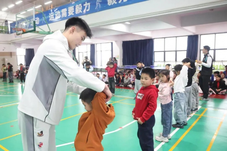 【中国篮球】公益行｜牵手肯帝亚 快乐校园行 肯帝亚男篮走进南通高等师范附小(图4)