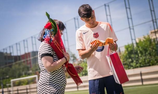 【巴塞罗那】世体：佩德里与唐氏综合征女青年见面温馨会面，并互赠礼物(图2)