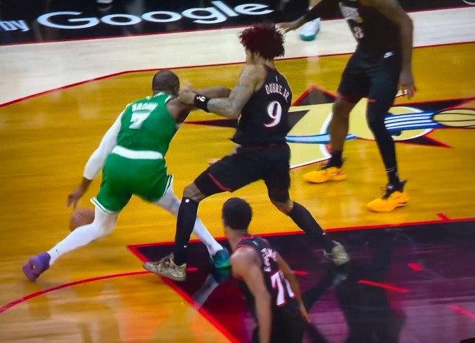 [雷霆]杰伦·布朗伸胳膊被吹罚进攻犯规！绿军队记：这要是SGA就不会吹(图1)