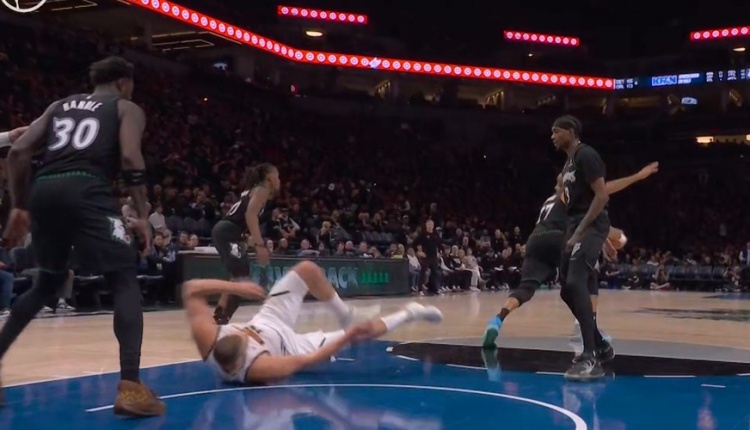  老将有的是力气！约基奇切入被康利直接推翻 前者滚了一圈