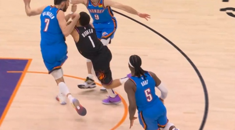  血亏~切特防守被布克击中面部 裁判回看维持原判——切特防守犯规