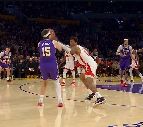 [深度看球]杨毅：防里夫斯你只要❕下手 他就搭着你手投篮 神经反应能力太强(图1)