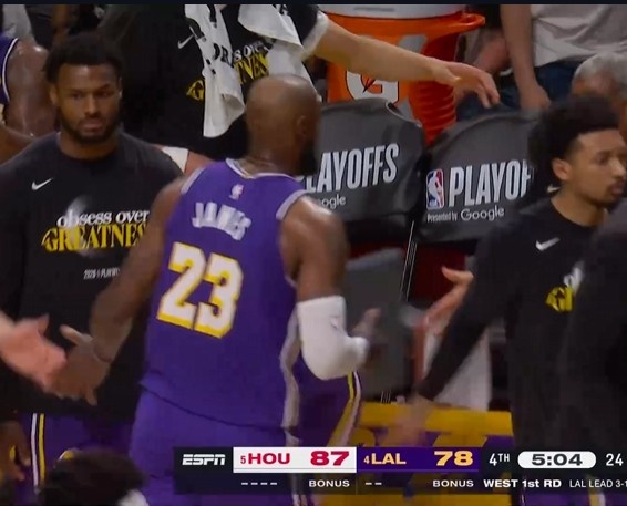 【体育头条】掩护很扎实！艾顿稳稳挡住防守 詹姆斯中路突击上篮得手打停火箭(图2)