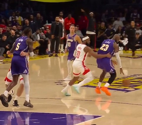 【体育头条】掩护很扎实！艾顿稳稳挡住防守 詹姆斯中路突击上篮得手打停火箭(图3)