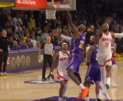 【体育头条】掩护很扎实！艾顿稳稳挡住防守 詹姆斯中路突击上篮得手打停火箭(图5)