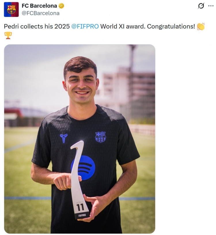 巴萨官方晒照：佩德里领取国际足联2025年度最佳阵容奖杯